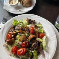 Vegetarisch voorgerecht met champignons en zongedroogde tomaatjes  at Aster in Zutphen