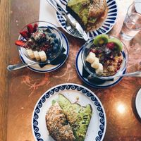 Bagel with tempeh, avocado toast, acaitella bowl and a very happy tummy at Flax & Kale - Placa Castella in Barcelona