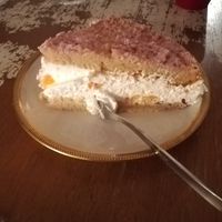 Tangerine cake with pink glitter at Veganalina in Hamm