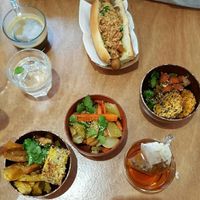Vegane Hot-Dog-Variante und 3 Beilagen  at Le Tricycle in Paris