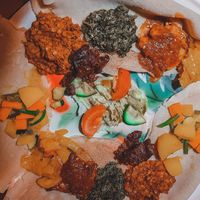 Vegane Probierplatte mit Injera at Makamba in Stuttgart