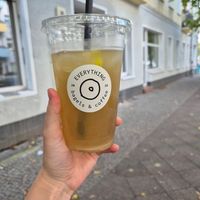 Kamille-Kardamom-Eistee at EVERYTHING bagels & coffee in Berlin