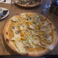 Vegan pizza met vegan gorgonzola van noten   at De Pizzabakkers Haarlem in Haarlem