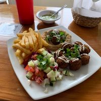 Todo exquisito! Muy amable la chica me hizo cambio en el platillo ya que soy celiaco y no puedo comer pan pita. buena presentación at Falafel Nessya in Playa Del Carmen