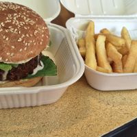 Hamburguesa falafel com batata frita (embalagem para viagem) at Falafel Nessya in Playa Del Carmen