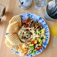 Mezze with hummus and veggies 🌱👍 at Mamacoffee in Prague