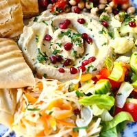 Mezze with hummus and veggies 🌱👍 at Mamacoffee in Prague