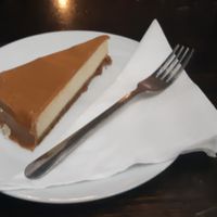 caramel cheesecake at Belzepub in Prague