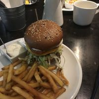 us burger with fries and mayo at Belzepub in Prague