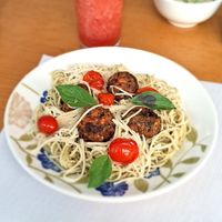 Espaguete com almondegas de cogumelos e suco de laranja com morango at Mount Zion Vegano in Sao Paulo