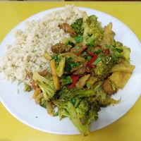 Saltado de brócoli with brown rice at Ashkha in Arequipa