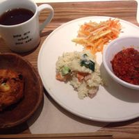 Deli lunch set with chili sin carne, potato salad, Japanese carrot salad, raisin scone and tea. 1188 yen including tax. at Cosme Kitchen Cafe in Kyoto