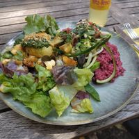 Veganes Mittagessen mit geröstetem Blumenkohl auf Salat und einem Bulgurgericht at Frucht and Genuss in Dusseldorf