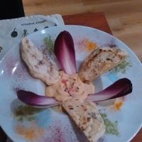 Houmous et endive at Un Piano dans la Theiere in Orleans