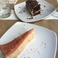 Pastel de queso y pastel de snikers  at El Vergel Veggie Restaurant in Tarragona