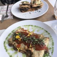 Mil fulls de berenjena, hummus y cebolla caramelizada (al fondo) y canelones de soja texturizada (a delante)  at El Vergel Veggie Restaurant in Tarragona