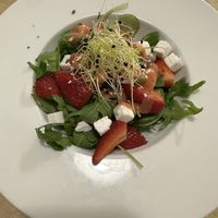 Veganer Feta-Salat mit Erdbeeren und Sprossen   at El Vergel Veggie Restaurant in Tarragona
