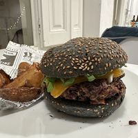 Veganer Burger mit Pommes, enthält Gluten   at El Vergel Veggie Restaurant in Tarragona