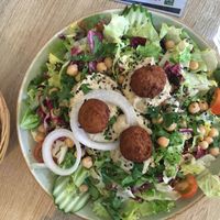 Kichererbsen salat rund 12€ at My Heart Beats Vegan in Karlsruhe