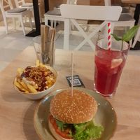 Big Bacon & Cheese Burger, Smoky Bacon Fries und die Hauslimo Sweet Cherry at My Heart Beats Vegan in Karlsruhe