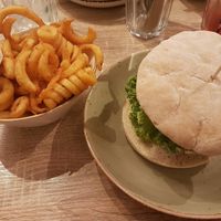 Carolina BBQ Burger & Curly Fries + Sourcream at My Heart Beats Vegan in Karlsruhe