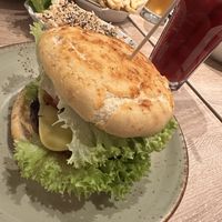 Brooklyn Chilli Cheese Burger, Coleslaw und Danish Fries  at My Heart Beats Vegan in Karlsruhe