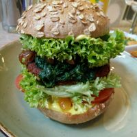 Bombay Burger mit Mango chutney, Currycreme und gedünstetem Spinat  at My Heart Beats Vegan in Karlsruhe