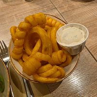 Curly Fries mit Sour Cream at My Heart Beats Vegan in Karlsruhe