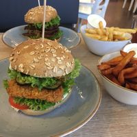 Burger jeweils ca. 9€ at My Heart Beats Vegan in Karlsruhe