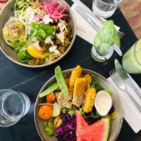 Raw taco bowl (top), tempeh bowl (bottom) and iced matcha 💚 at Fern & Fika in Stockholm