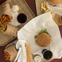 Burgers & (sweet potato) fries 🤩 at Front Food in Linz