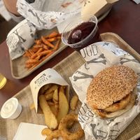 One front, Onion rings, wedges, mayo at Front Food in Linz