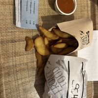 Schnitzlinger 7,49€, Wedges klein 5,49€, Curry Sauce 1,20€  at Front Food in Linz