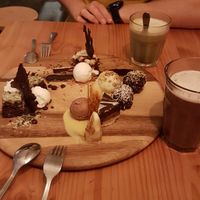 Toetjes plank om te delen at GYS - Voorstraat in Utrecht