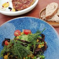 Toast met scrambled tofu en avocado, en wentelteefjes at GYS - Voorstraat in Utrecht