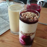 Triffle with soyayoghurt, nuts and fruit + 2 smoothies at GYS - Voorstraat in Utrecht