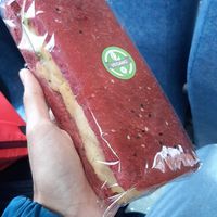 Pão de beterraba rechado com hummus e abobrinha at Marcopolo Freelife in Ushuaia