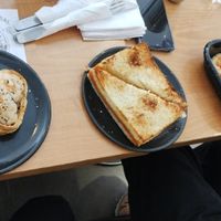 Muchísimas opciones veganas tanto saladas como dulces! Muy fresco todo y con mucho sabor.. Super recomendado 😋 at Marcopolo Freelife in Ushuaia