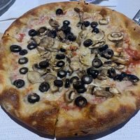 Vegan “cheese” on “build-your-own” pizza (with black olives, garlic & mushroom) at Mellow Mushroom in Clearwater