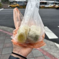 Two nice warm buns to go  at Shàng Dǐng HuángJiā 上頂皇家 - Main Station in Taipei