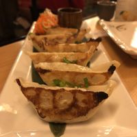 Gyoza (cuits à la poêle) at Sushi Momo in Montreal