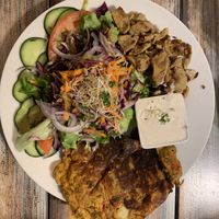 Vegateller mit Hanfling und Seitan-Gyros  at Veganatural in Giessen