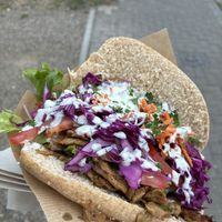 Veganer Döner mit Seitan und Kräutersoße  at Veganatural in Giessen