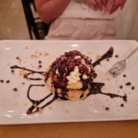 Millefoglie vegana con crema pasticciera, gocce di cioccolato e panna di soia at Origano Trevi in Rome