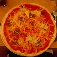 Vegan pizza diavolo at Origano Trevi in Rome