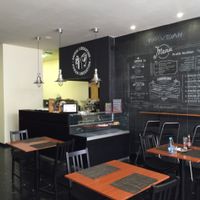 The cafeteria at Black Mamba Burgers and Records in Porto