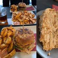 Burger 1 und Kuchen at Black Mamba Burgers and Records in Porto