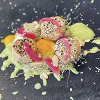 Mini hamburguesa de tofu con crema de calabacín, cebolla marinada.  at Il Vegano Bistrot in Florence