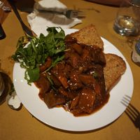 Seitán en salsa con pan tostado at Il Vegano Bistrot in Florence