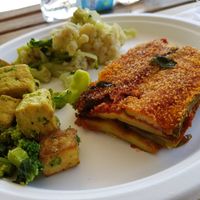 Tofu con i broccoli, parmigiana di zucchine e un assaggio di cavolfiori at Ravegan Gastronomia in Ravenna